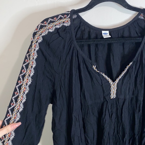 Tops - 🪿Adorable black long sleeved patterned top!
